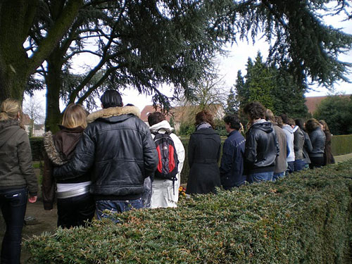 Herdenking rond het graf van Nina